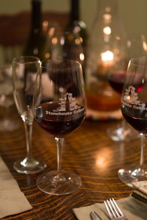 Bed And Barrel At Stonehouse Cellars Bed & Breakfast Clearlake Oaks ภายนอก รูปภาพ